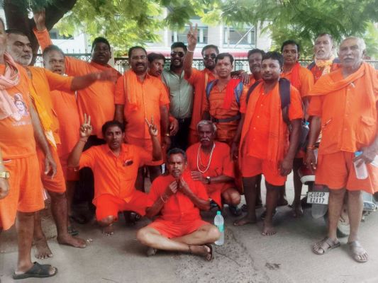 बैधनाथ धाम के लिए कांवरियों  का दल रवाना