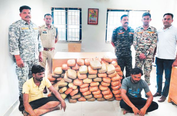 ट्रक के गुप्त चैंबर से 120 किलो गांजा बरामद