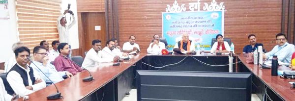मछुआरों के कल्याण से जुड़ी विभिन्न योजनाओं और मुद्दों पर चर्चा