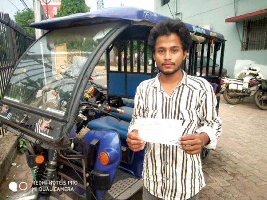 फिल्मी स्टाईल में स्टंटबाजी ई -रिक्शा चालक पर 3000 का जुर्माना
