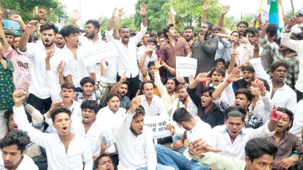 स्वास्थ्य मंत्री निवास का घेराव किया