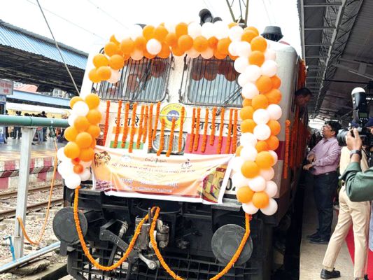 प्रबिसि नगर कीजे सब काजा, हृदयँ राखि कोसलपुर राजा
