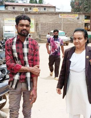 सडक़ दुर्घटना में घायल युवक को अधिवक्ता ने पहुंचाया अस्पताल