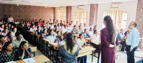 सैकड़ों  छात्र-छात्राओं ने दी नर्सिंग व मेडिकल कोर्स की प्रवेश परीक्षा