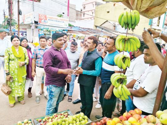 महापौर ने शहर को स्वच्छ व सुंदर बनाने दुकानों में जाकर दुकानदारों से हाथ जोडक़र किया निवेदन