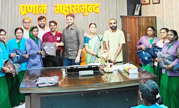 पालिकाध्यक्ष ने सफाई मित्रों, स्वच्छता दीदियों को किया रेनकोट वितरित