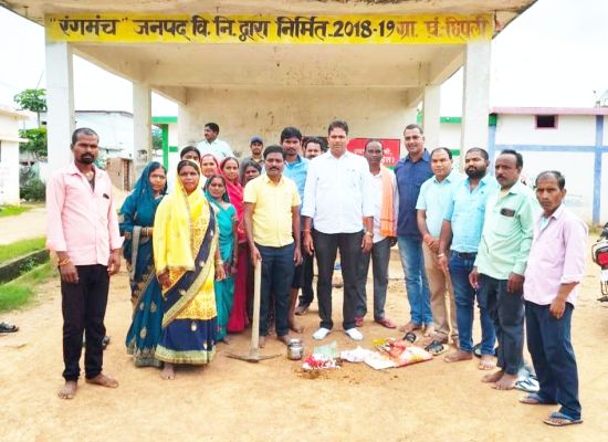 जनपद अध्यक्ष ने किया टिनशेड निर्माण का भूमिपूजन