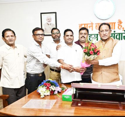 सीएम से मांगों को लेकर मिले निकाय कर्मचारी