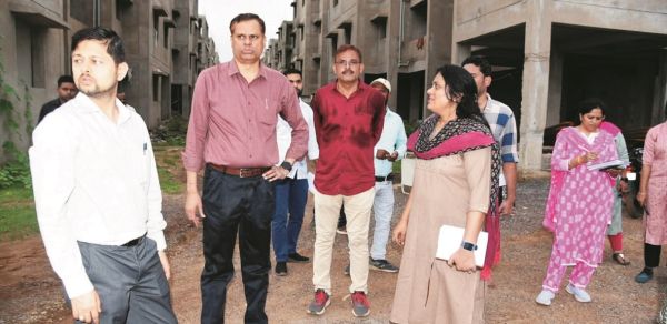 कमिश्नर-कलेक्टर ने किया प्रधानमंत्री आवास योजना का निरीक्षण निर्माण कार्यों में तेजी लाने के निर्देश