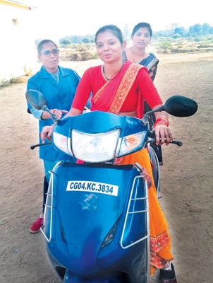 सपनों को मिली उड़ान, एनु बनीं ‘स्कूटी दीदी’