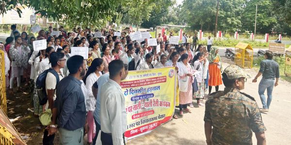 नियमितीकरण सहित कई मांगे, ताली और थाली से एनएचएम कर्मियों ने किया प्रदर्शन