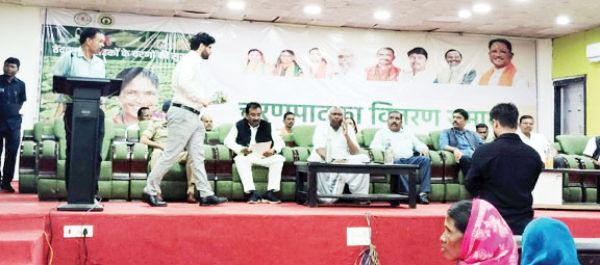चरण पादुका वितरण कार्यक्रम में कांग्रेस नेता ने  लगाया अपमान का आरोप