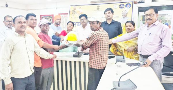 पालिका के सफाई कर्मचारियों को सुरक्षा उपकरण वितरित