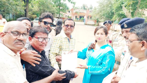  11 सूत्रीय मांगों को लेकर कर्मचारी-अधिकारी लामबंद  