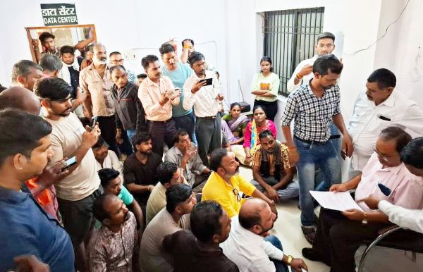 उचित व्यवस्थापन की मांग को लेकर निगम का घेराव  प्रभावित कारोबारियों ने दो दिन का दिया अल्टीमेटम