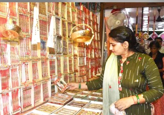 महाराष्ट्र-गुजरात-राजस्थान की हस्तनिर्मित 2 रुपए से 500 रुपए तक की राखियां महासमुंद बाजार पहुंचीं