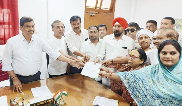 किसानों को ऋण पुस्तिका उपलब्ध कराने की मांग