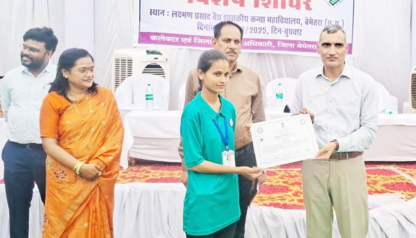मतदाता जागरूकता को बढ़ावा देने कन्या महाविद्यालय में विशेष शिविर