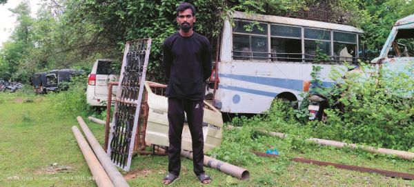 बैगा कबाड़ी से लोहे का सामान जब्त