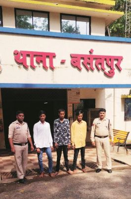 पैसों की मांग करते मारपीट व चाकू दिखाकर लोगों को डराने वाले तीन आरोपी गिरफ्तार