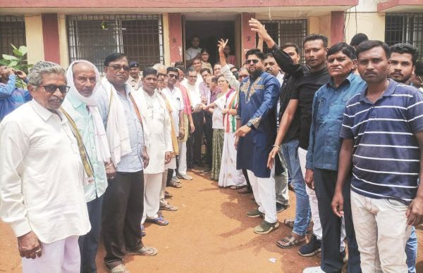 घरेलू बिजली की बढ़ी कीमत के विरोध में डोंगरगांव में कांग्रेसियों का धरना-प्रदर्शन