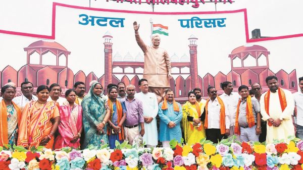 सांसद ने अटल परिसर का लोकार्पण व प्रतिमा का किया अनावरण