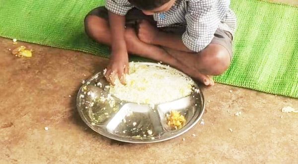 जर्जर भवन, कीचड़ का आंगन व पेयजल की कमी