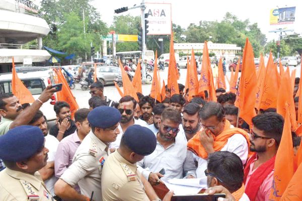 खरोरा मशरूम फैक्ट्री के श्रमिक ठेकेदारों पर अपराध दर्ज