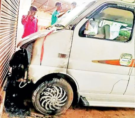 घर के बाहर खड़ी कार में अज्ञात लोगों ने लगाई आग