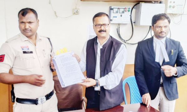 तत्कालीन जिपं सीईओ व जनपद सीईओ पर एफआईआर दर्ज कराने थाना में आवेदन