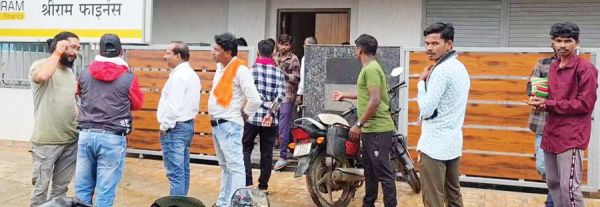 श्रीराम फाइनेंस ने बिना नोटिस ग्रामीणों के वाहन उठाए -आरोप