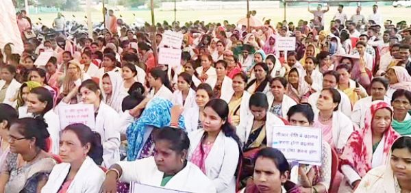 कर्मचारी अधिकारी फेडरेशन ने मांगों को लेकर किया प्रदर्शन, ज्ञापन