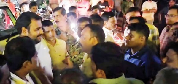 ट्रक ने कार को मारी टक्कर, गुस्साए लोगों ने किया जाम