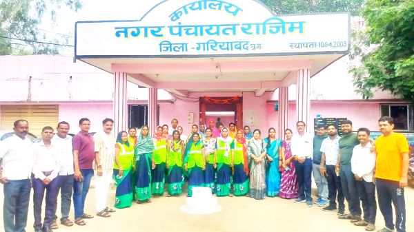 नपं राजिम के स्वच्छता दीदियों का सफाई किट वितरण कर किया सम्मान