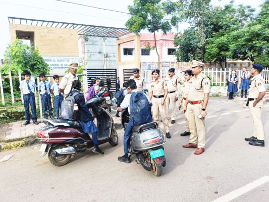 स्कूली बच्चों को पुलिस ने दी यातायात संबंधी जानकारी