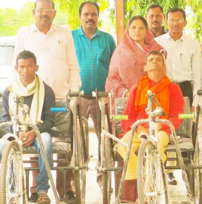 दिव्यांगों को जनपद अध्यक्ष  ने दी ट्रायसिकल