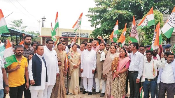 बिजली दर के विरोध में कांग्रेसियों ने किया बिजली कार्यालय का घेराव
