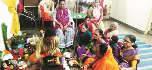 महिलाओं को साड़ी देकर सावन उत्सव की शुरूआत