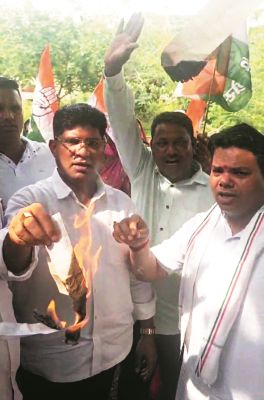  बिल में वृद्धि, अघोषित बिजली कटौती के विरोध में उतई बिजली कार्यालय का घेराव करने पहुंचे कांग्रेसी