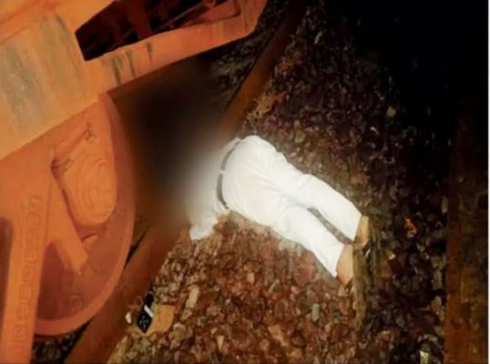  स्टेशन मास्टर ने ट्रेन के सामने कूदकर की खुदकुशी