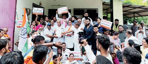 बिजली दरों में वृद्धि के खिलाफ कांग्रेस का प्रदर्शन
