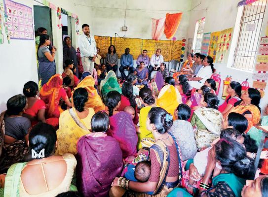 सोमनी चौपाल में अफसर शामिल
