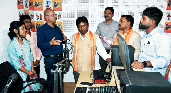 सांसद ने युवाओं को दी रेडियो की जानकारी