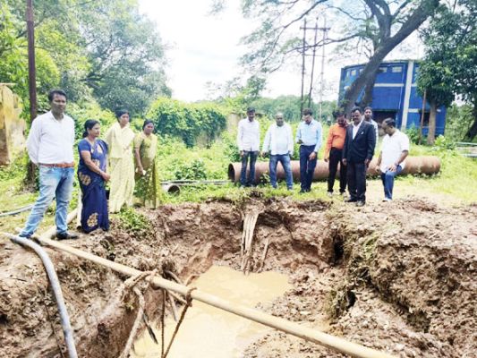 जल आवर्धन पाइपलाइन क्षतिग्रस्त, महापौर ने किया निरीक्षण
