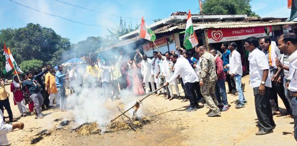 कांग्रेस ने ईडी का पुतला फूंककर जताया छापे का विरोध