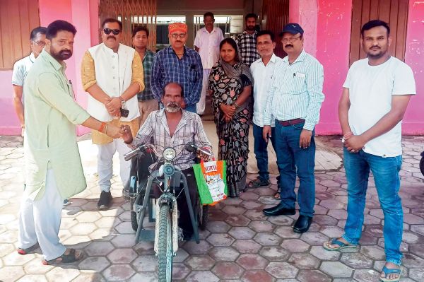 दिव्यांग को मिली मोटराइज्ड ट्राइसाइकिल