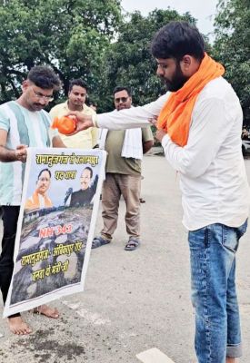 एनएच-343 खस्ताहाल, 30 किमी पदयात्रा कर युवक ने दर्ज कराया विरोध