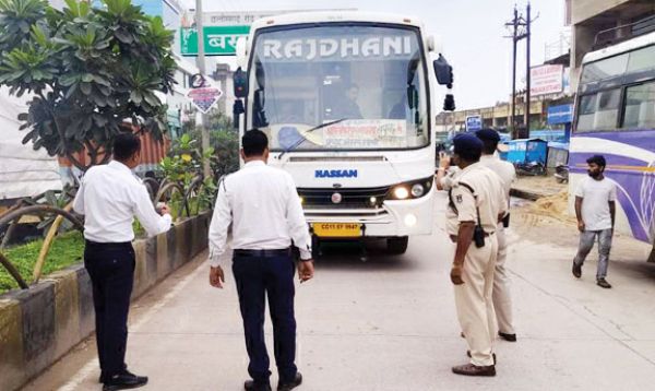 प्रेशर हॉर्न, 25 बसों पर चालान