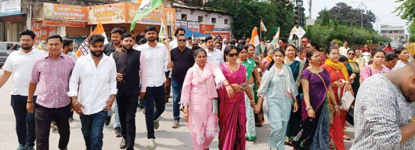 बिजली दर में बढ़ोतरी, कांग्रेसियों ने बिजली दफ्तर घेरा, सडक़ पर प्रदर्शन