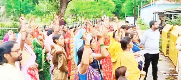साल्हेभांठा में शराब दुकान बंद करवाने  की मांग, महिलाएं कलेक्टोरेट पहुंचीं 